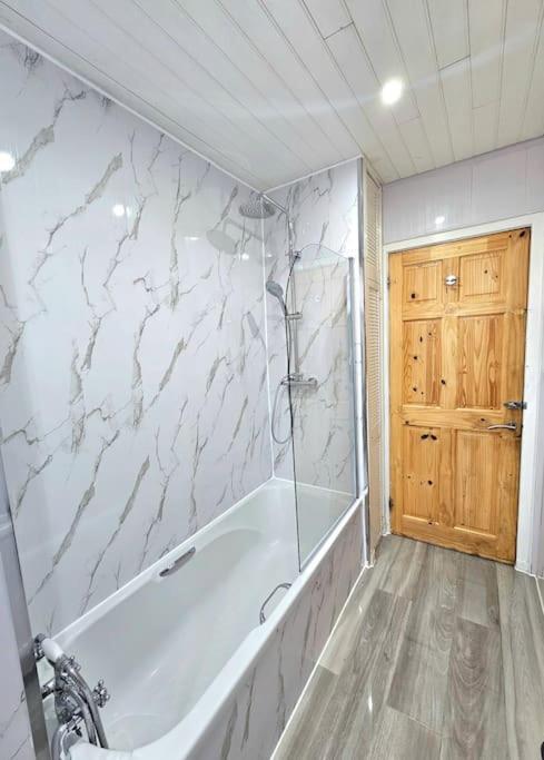 Spacious Haven With Free Parking Glasgow Zewnętrze zdjęcie