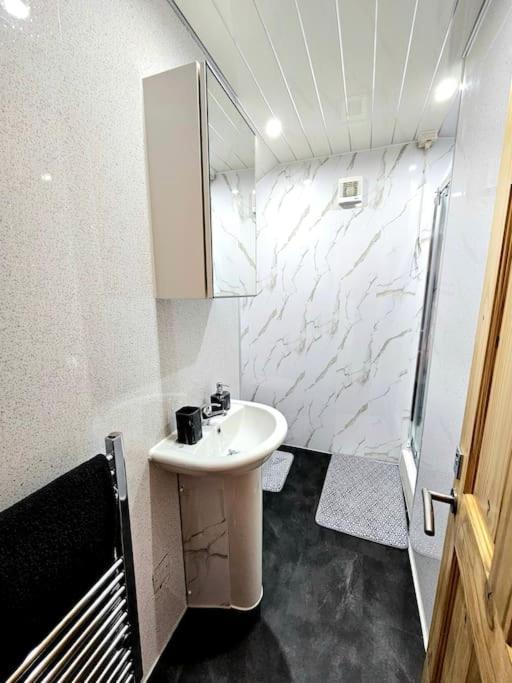 Spacious Haven With Free Parking Glasgow Zewnętrze zdjęcie
